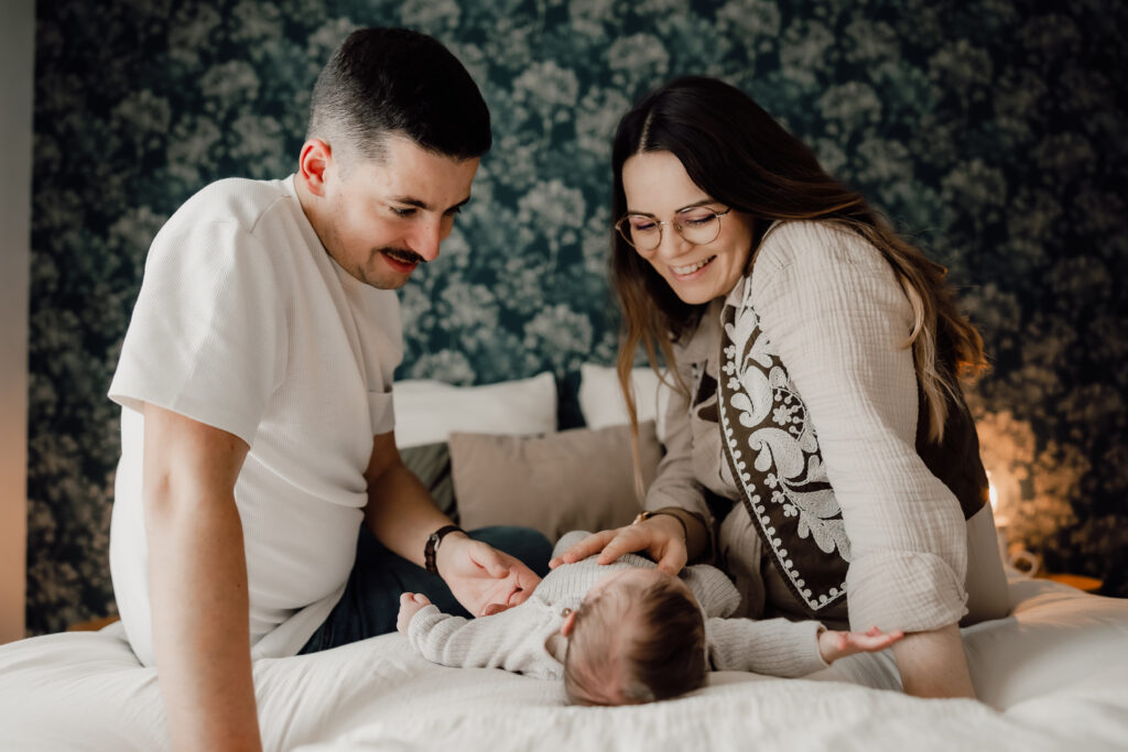 Photo de famille en train de jouer avec l'enfant