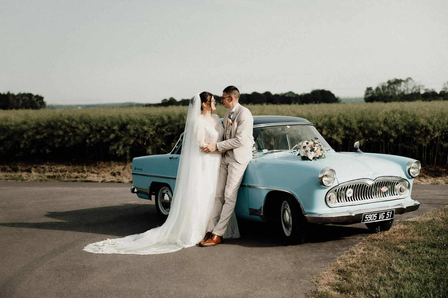mariage-champagne-couple-voiture