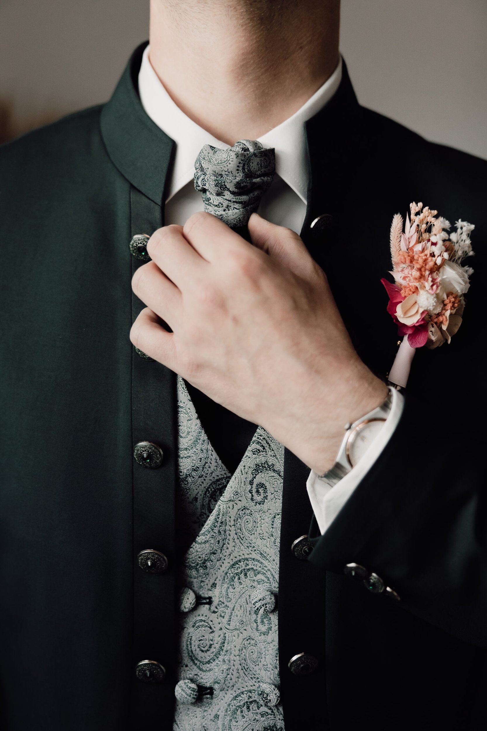 détail costume marié lavallière mariage